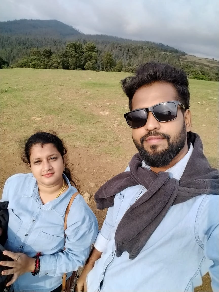 Rajavel and Nivethidha together in the hills